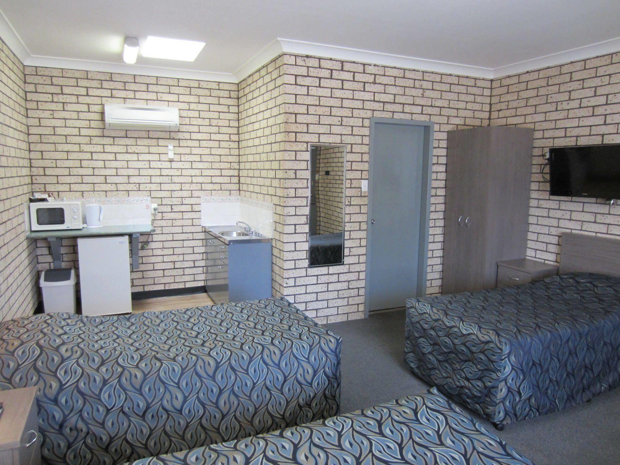 Cowra Crest Motel Exterior photo