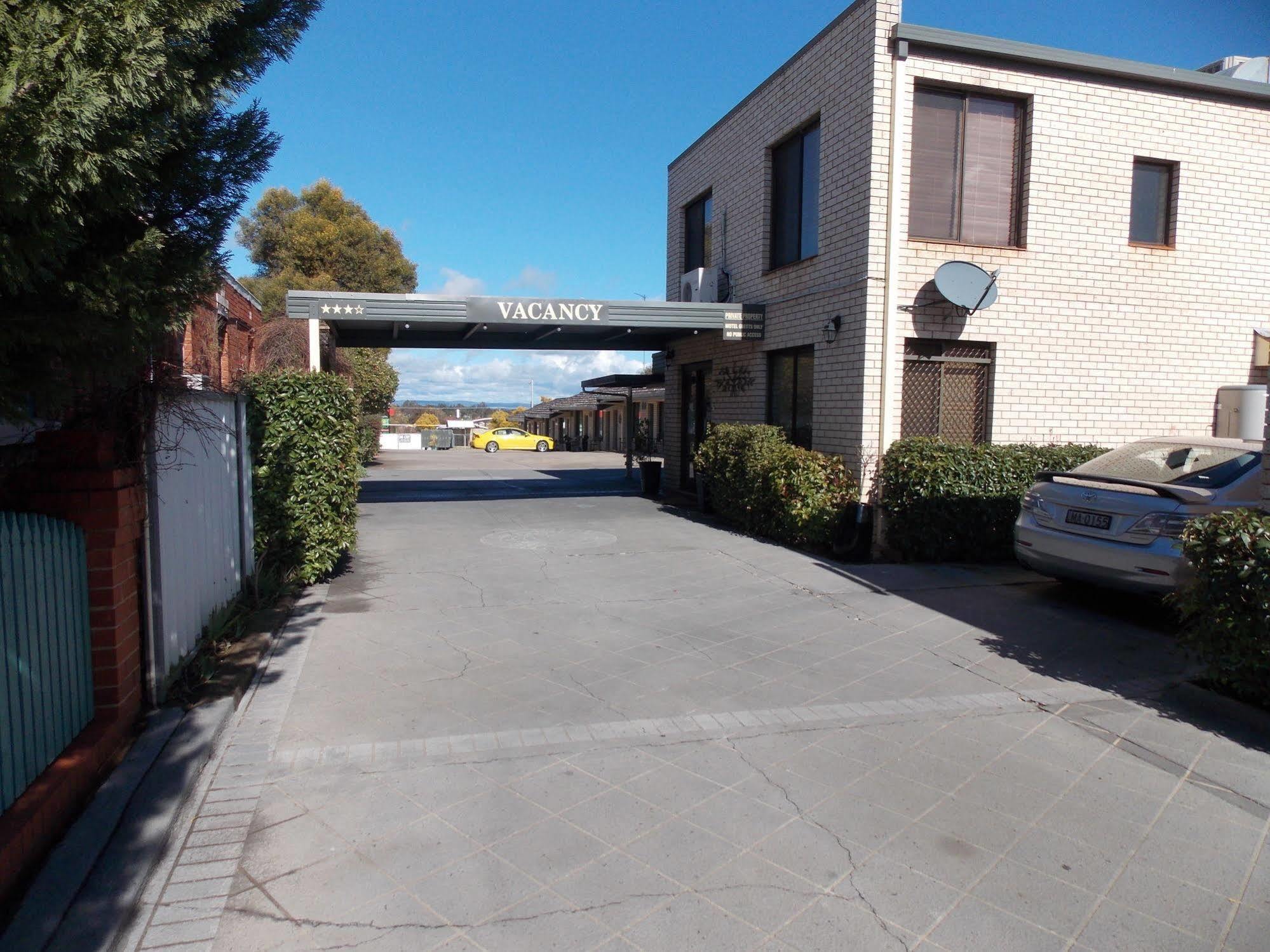 Cowra Crest Motel Exterior photo